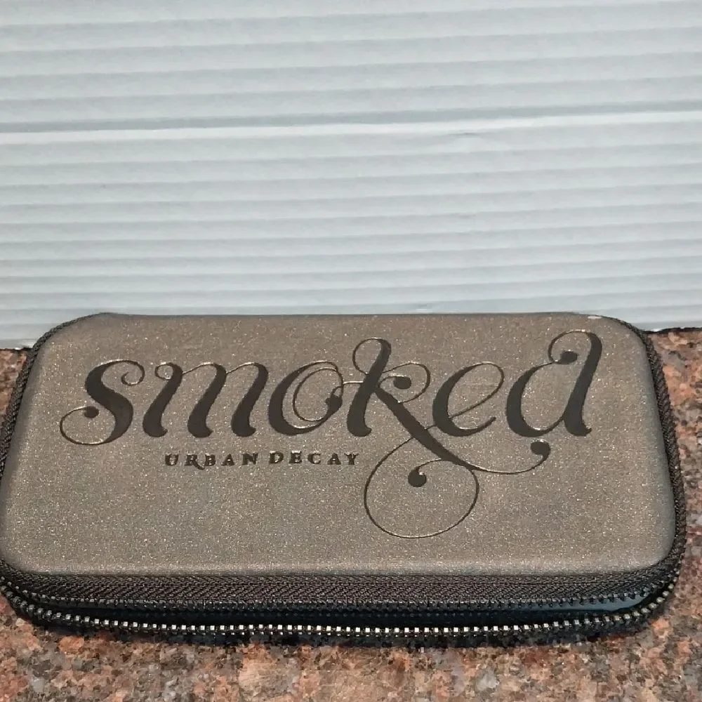 Urban Decay Smoked Eyeshadow Palette. NEW